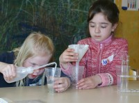 Kinder experimentieren beim Science-Camp
